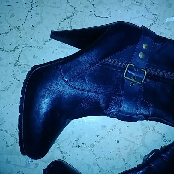 Boots - Picture 3 of 8